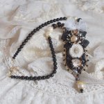 Collana vintage Sacred Black Haute-Couture ricamata con cristalli Swarovski, nastro di organza e perline Miyuki